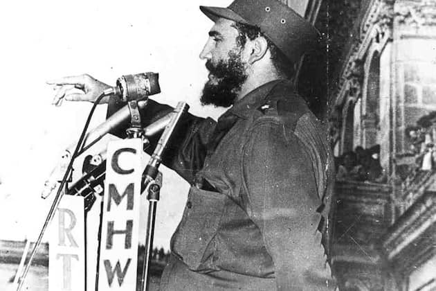 Fidel a través de los micrófonos de CMHW a inicios de la Revolución Cubana. Foto: Archivo.