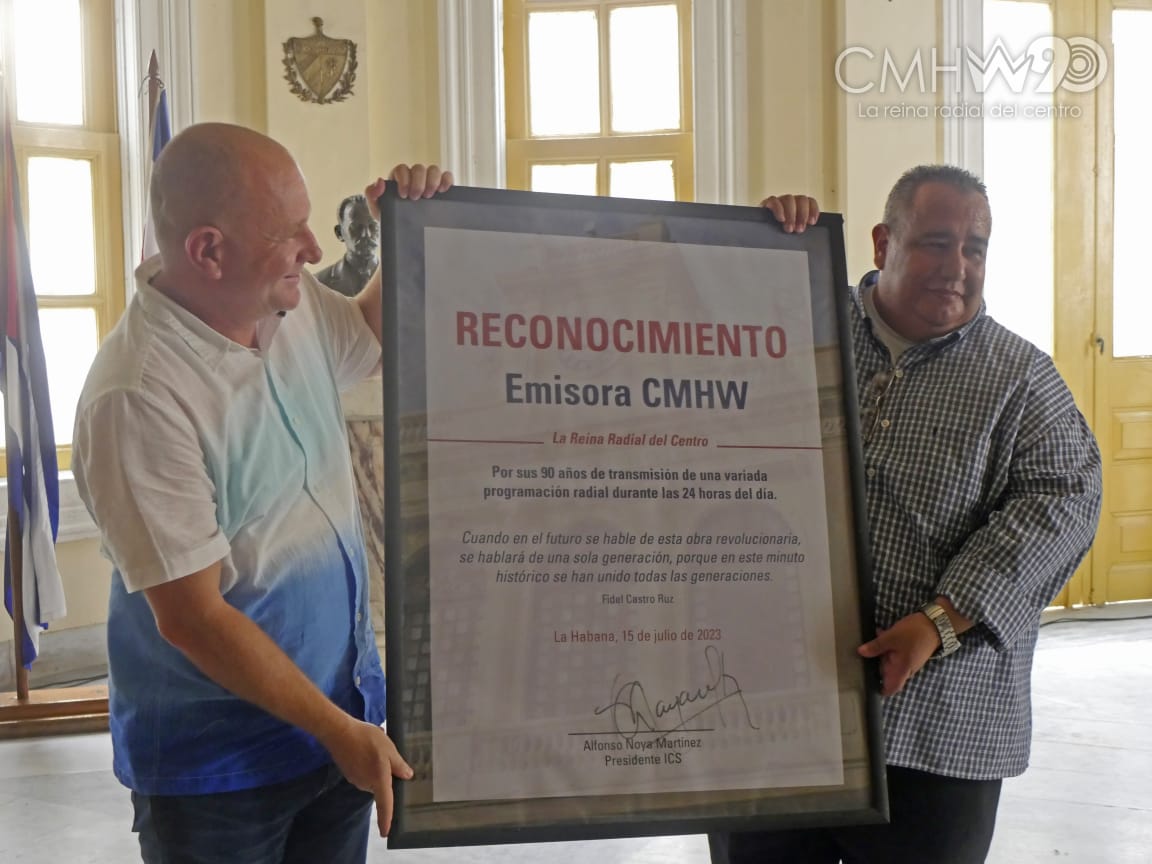 Onelio Castillo Corderí, vicepresidente del Instituto de Información y Comunicación Social, felicitó a nombre de ese organismo en Cuba a los trabajadores de CMHW.
