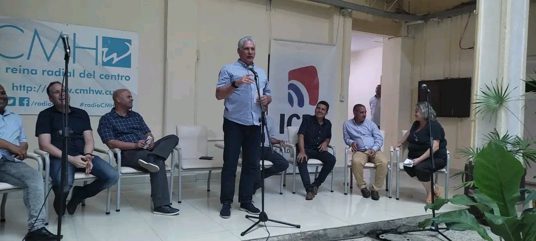 Con el saludo del presidente  Miguel Díaz-Canel a la audiencia villaclareña desde los micrófonos de CMHW inició el encuentro con la prensa.