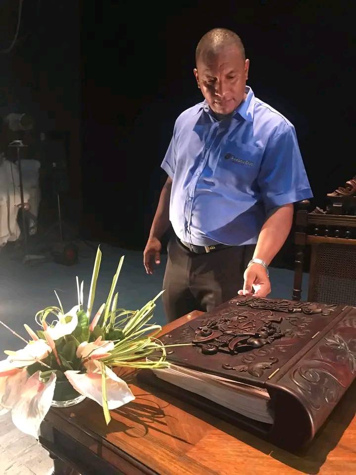 Develan piezas de valor patrimonial en Teatro La Caridad de Santa Clara 1 libro