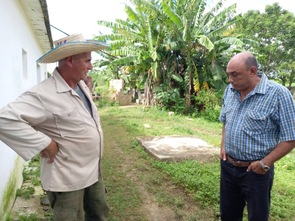 Gobernador villaclareño constata en el terreno irregularidades en la producción, acopio y entrega de leche