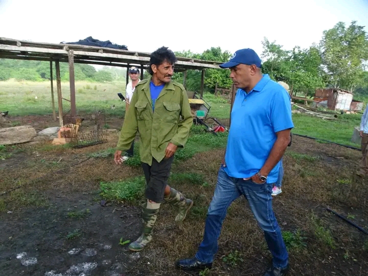 Gobernador villaclareño recorre zonas productivas de Santo Domingo 