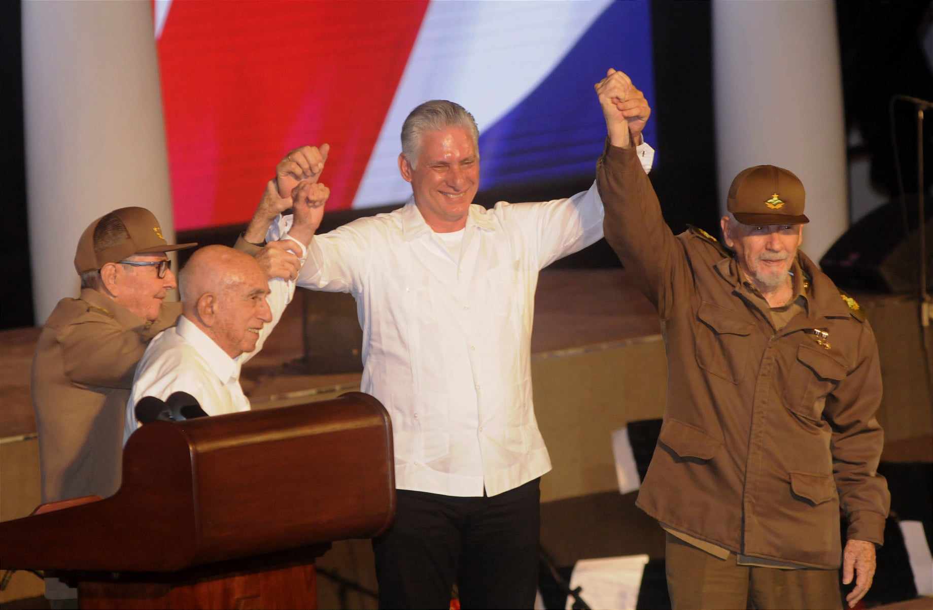 Presiden Raúl y Díaz-Canel acto conmemorativo por el aniversario 65 del triunfo de la Revolución cubana