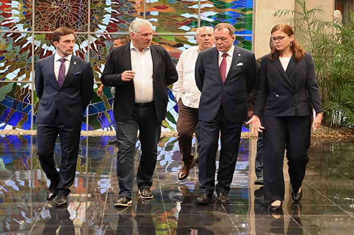 Recibe Díaz -Canel a autores del monumento a Fidel en Moscú