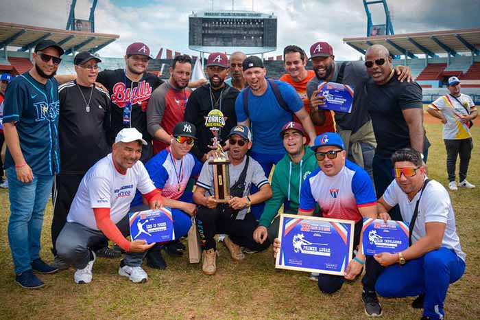  Premian en Holguín a ganadores del Torneo de Softbol de la Prensa