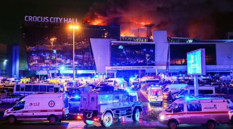 Reportan al menos 40 muertos y más de 100 heridos por tiroteo en sala de conciertos en Moscú