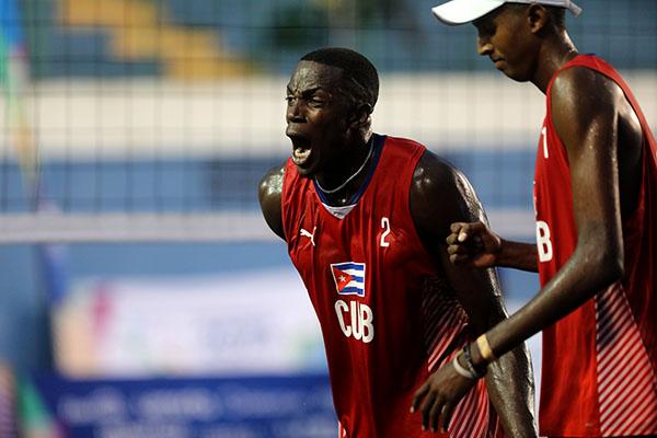 Díaz y Alayo: el balón caliente en juego