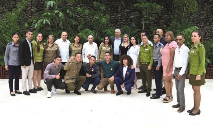 Presidió Díaz-Canel el acto de condecoraciones de la UJC a centros destacados del país en la producción y los servicios, y a jóvenes con una trayectoria ejemplar.