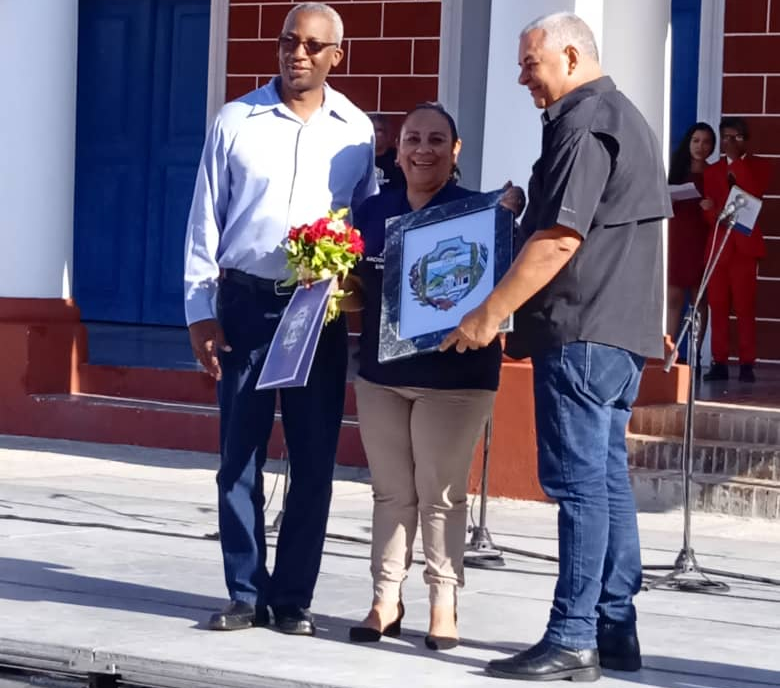 XIV Festival Nacional de la Radio Universitaria: Recibe la Radio Cubana Escudo de la provincia de Holguín 