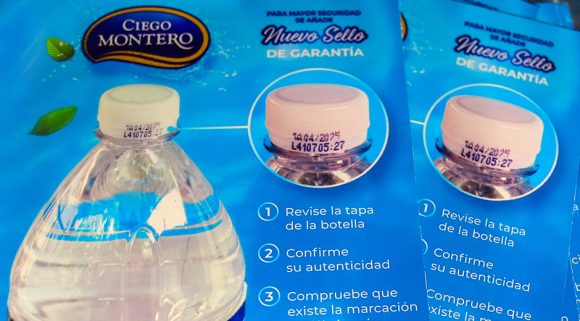 Nuevo sello de seguridad en el el Agua Mineral Natural Ciego Montero. Foto: Abel Padrón Padilla/ Cubadebate