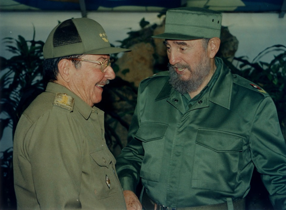 Fidel junto a su hermano de sangre y de lucha, Raúl, que este lunes cumplirá 93 años.