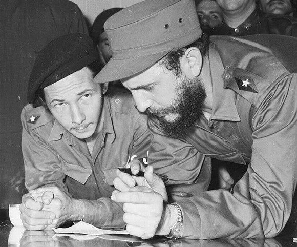 Fidel junto a su hermano de sangre y de lucha, Raúl, que este lunes cumplirá 93 años.