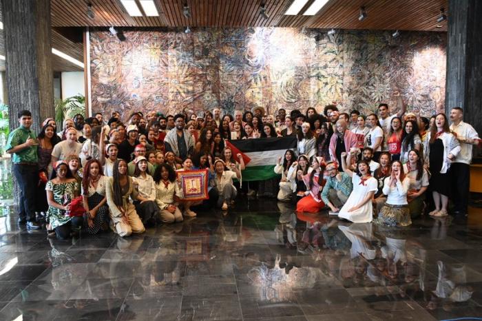  «Teníamos que llegar a Cuba para encontrarnos con nosotros mismos y con nuestra propia lucha», dijo el joven Manolo de los Santos, director de The People’s Forum. Foto: Estudios Revolución