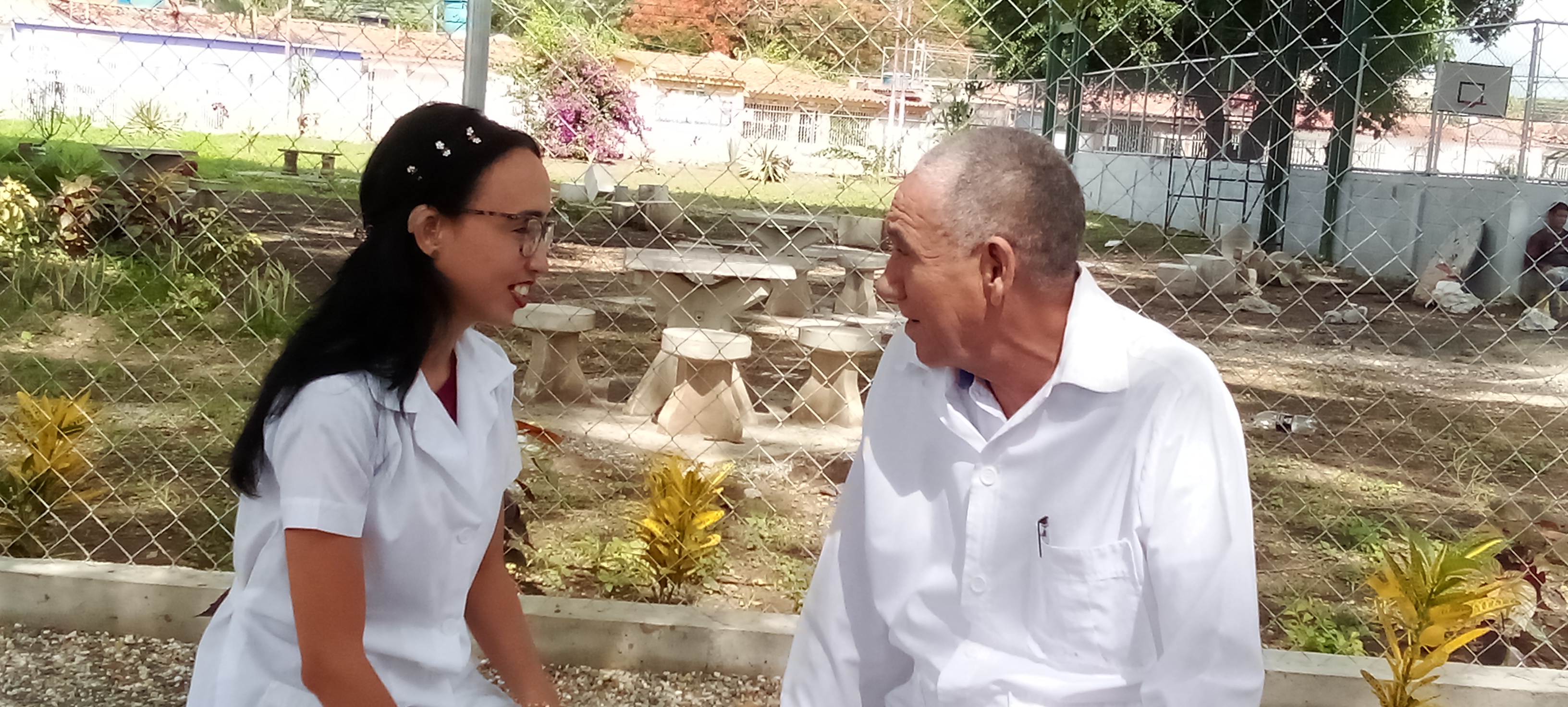  El doctor Bernardo Vilches Laurencio, oftalmólogo, celebra este Día de los Padres de manera diferente. Este médico cubano festejará la fecha lejos de la Patria, pero con un tesoro a su lado.
