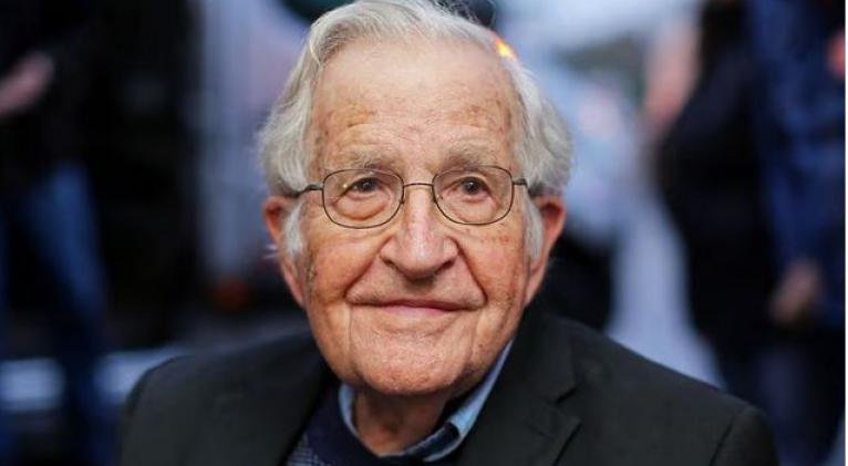 Noam Chomsky está vivo y recibió el alta tras ingreso en hospital de São Paulo