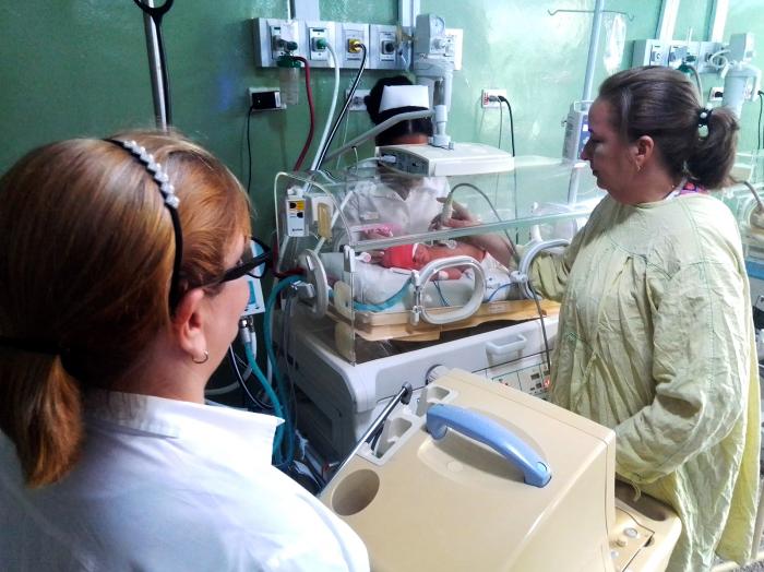 En ensayo clínico, incubadora neonatal rediseñada aquí
