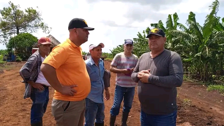 Recorre primer secretario del Partido en Villa Clara enclaves productivos de Quemado de Güines 