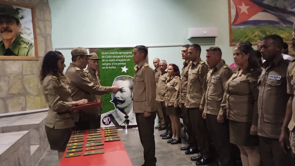 1 Realizan acto de ascenso y condecoraciones de oficiales de las Fuerzas Armadas Revolucionarias