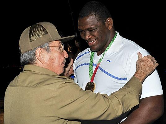 El General de Ejército Raúl Castro Ruz, líder de la Revolución Cubana, felicitó al multicampeón Mijaín López tras su inobjetable triunfo en París, donde alcanzó su quinto título olímpico.