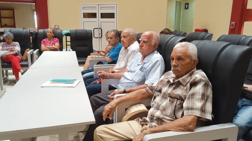 Realizan conversatorio “Yo conocí a Fidel”, un encuentro con la historia del líder de la Revolución Cubana, a propósito de su cumpleaños 98.