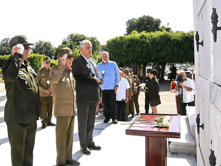 Asistieron Raúl y Díaz-Canel a ceremonia de inhumación del general de división Romárico Vidal Sotomayor García