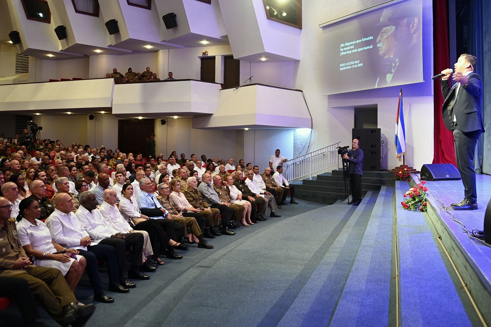 Raúl y Díaz-Canel asisten a gala de homenaje a Almeida