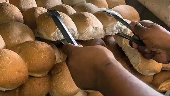 Disminuye gramaje y precio del pan de la canasta básica en Villa Clara