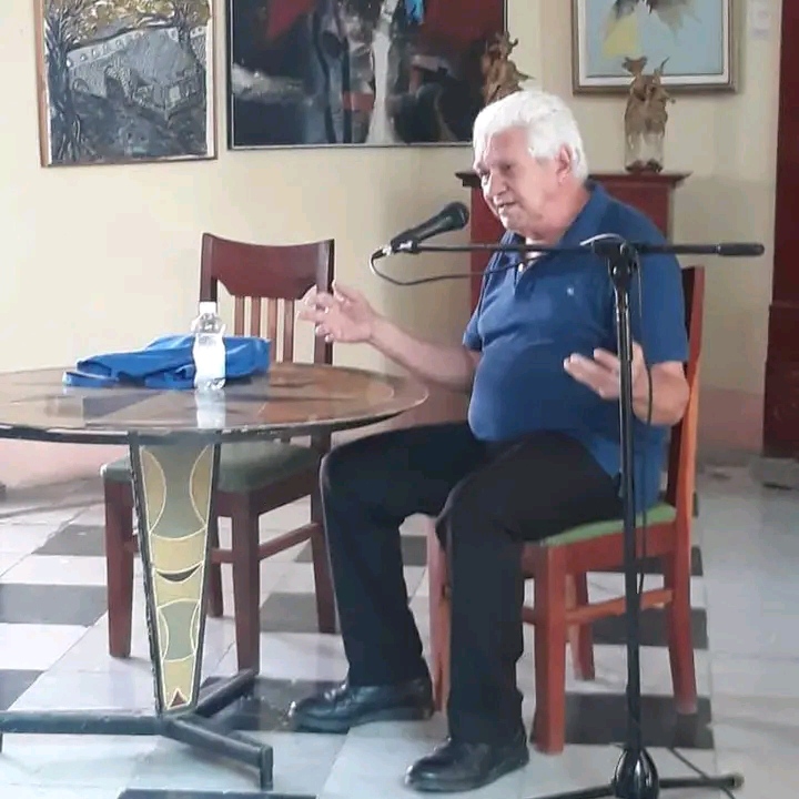 Roberto Manzano: la poesía es un servicio cultural