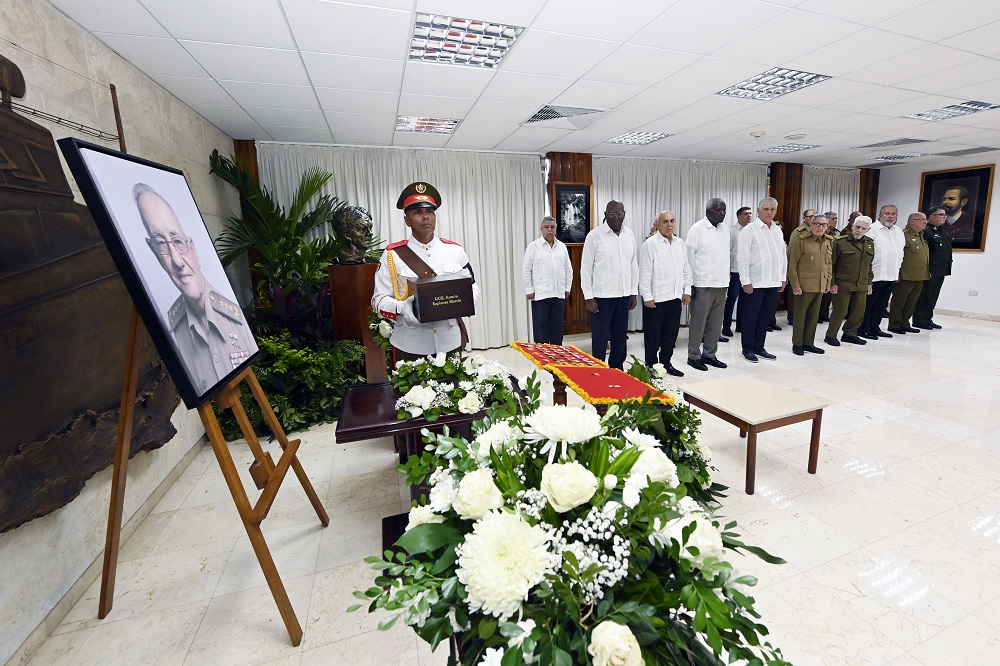 Raúl y Díaz-Canel rinden homenaje póstumo al General Espinosa