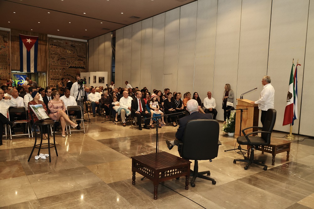 Intercambia Díaz-Canel con una representación de compatriotas que laboran en México