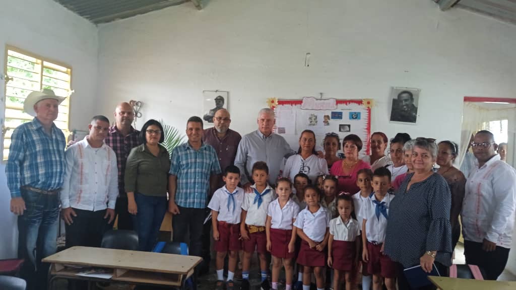 Recorre Díaz-Canel comunidad en transformación en Santa Clara