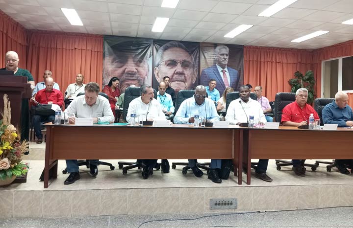 Llama Vicepresidente cubano a rescatar la siembra de caña
