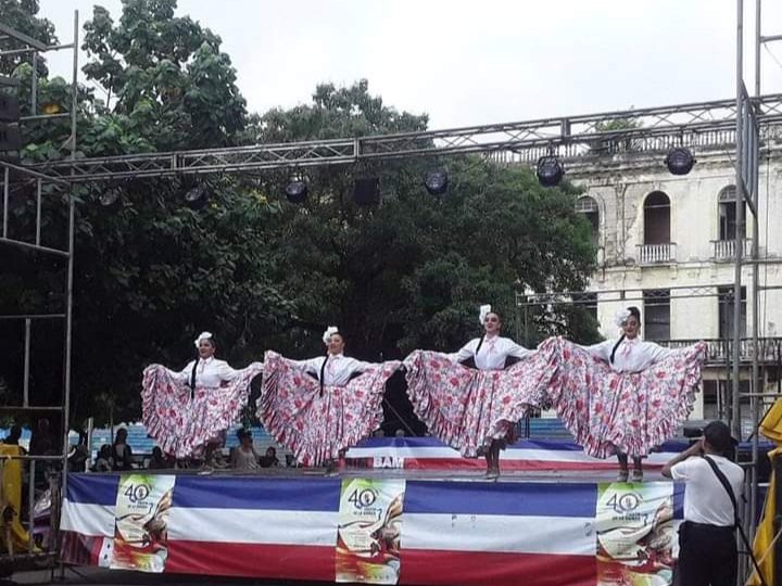 A pesar de la lluvia, Santa Clara vive su fiesta de la danza 