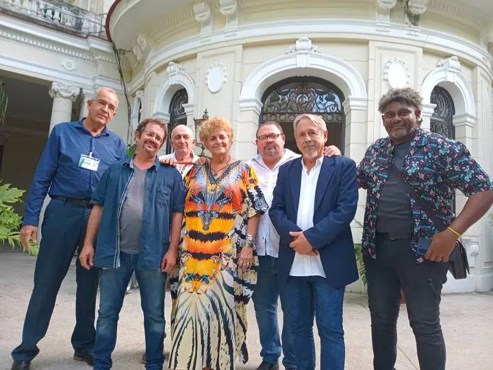 De izquierda a derecha: Samuel Urquía, Yordan Romero, Ramón Silverio, Hilda Cárdenas, Serguei Pérez (director provincial de Cultura), Ricardo Riverón y Amilcar Chacón.