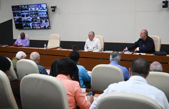 Chequea Consejo de Ministros medidas para enfrentar paso de Rafael 