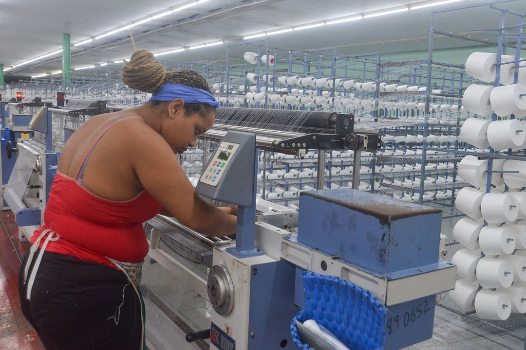 lidmara-lopez-taller-gasas-quirurgicas Empresa Textil Desembarco del Granma: Ecos de una cita con Fidel