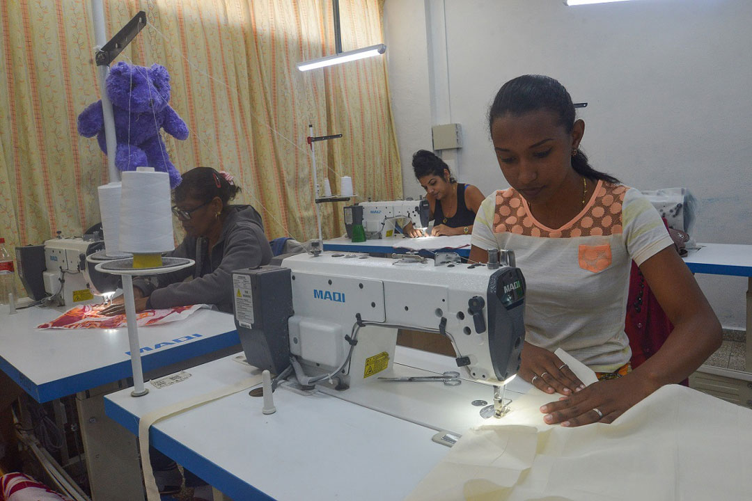 taller-confecciones Empresa Textil Desembarco del Granma: Ecos de una cita con Fidel