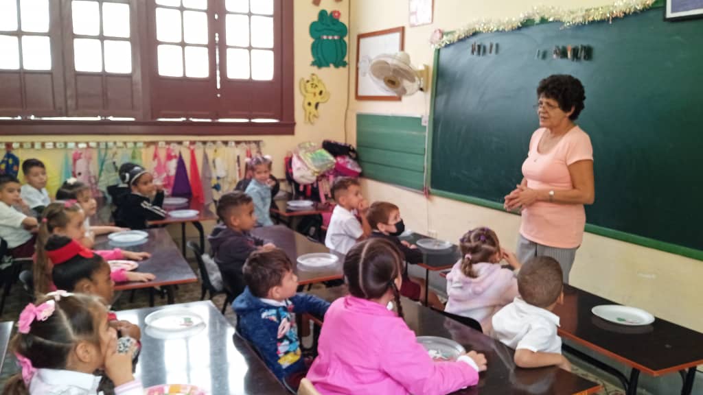 A Rosa Hernández Escobedo el amor por el magisterio le corre por las venas. La herencia dejada por su abuela y también por su mamá, la llevaron a convertirse primeramente en la maestra de sus muñecas y tiempo después, en educadora.