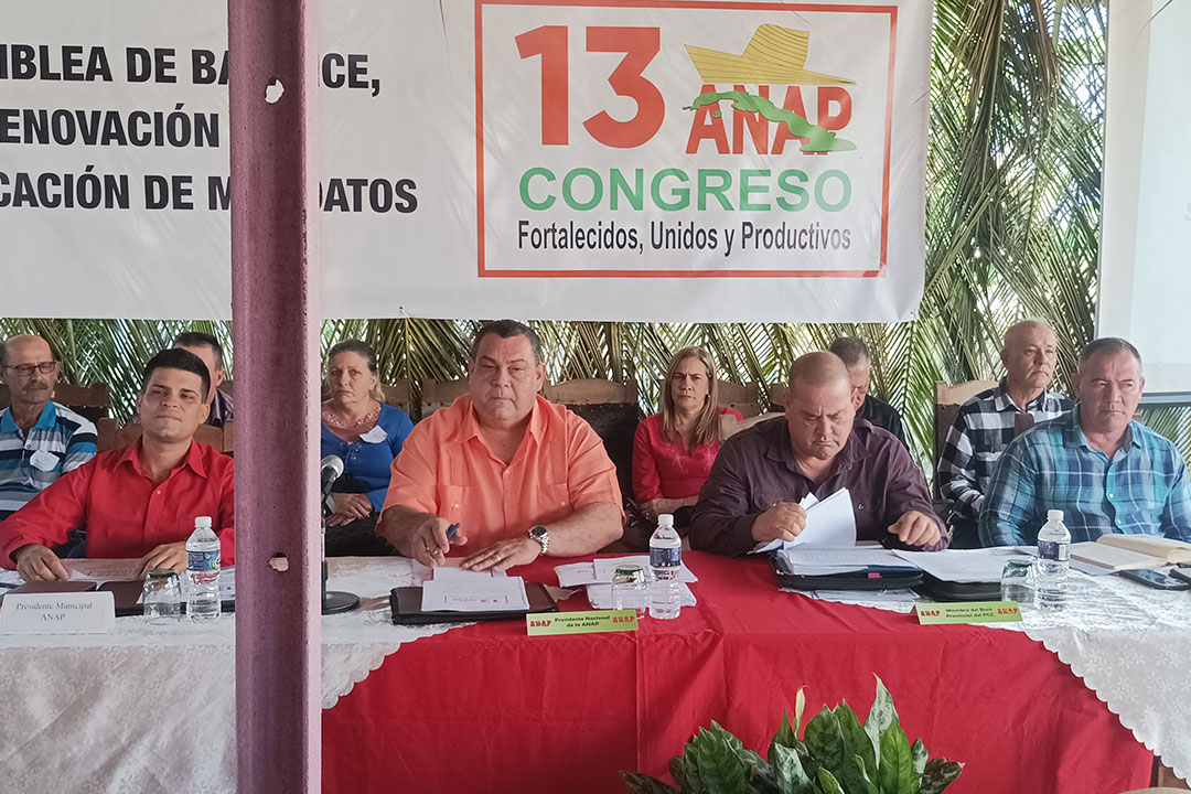 Félix Duarte Ortega, miembro del Comité Central del Partido y presidente nacional de la ANAP (segundo de izquierda a derecha), presidió la asamblea de los campesinos de Corralillo. (Foto: Anisbel Luis Reyes) 