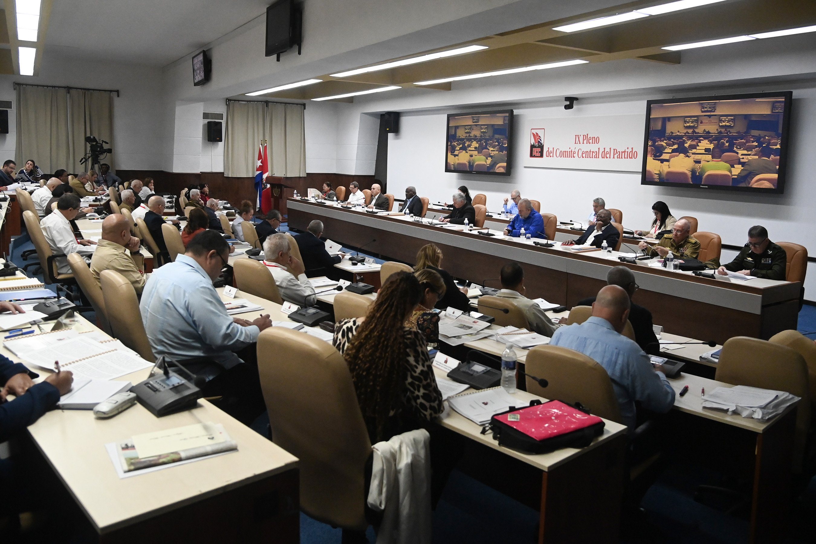 Debaten en IX Pleno del Comité Central sobre proyecciones del Gobierno para corregir distorsiones y reimpulsar la economía 