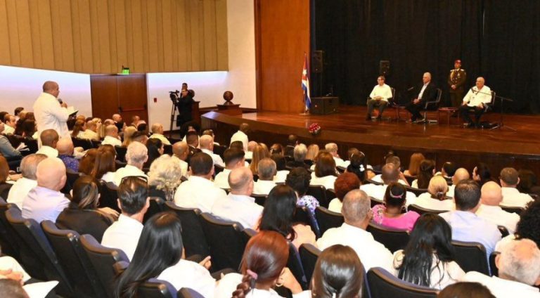 Presidente Miguel Díaz-Canel se reúne con colaboradores cubanos en Venezuela