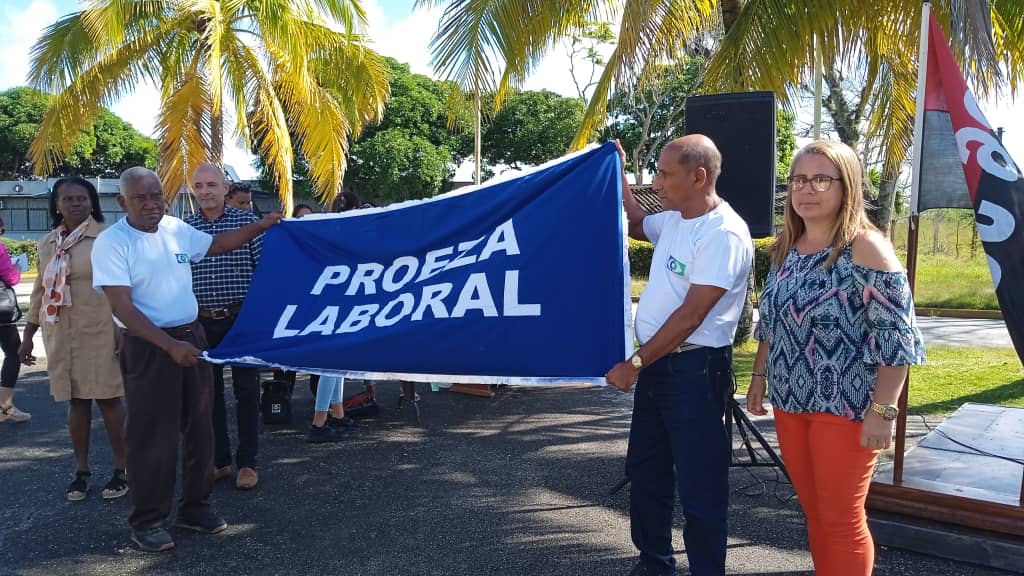 Recibe la Empresa de Construcción y Montaje de Villa Clara la Bandera Proeza Laboral 
