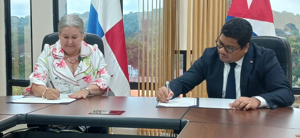 Panamá y Cuba reanudan programa conjunto de alfabetización