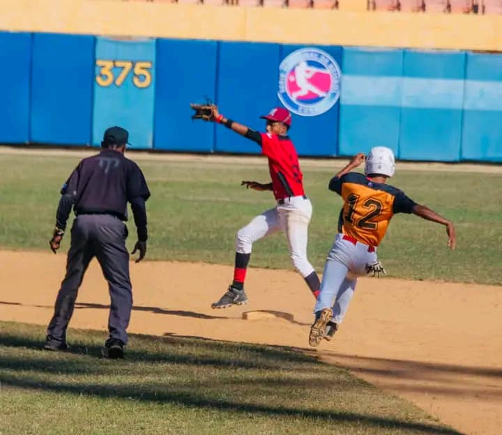 Enfrenta Villa Clara a Cienfuegos en nacionales de béisbol Sub 15 y Sub 18 años