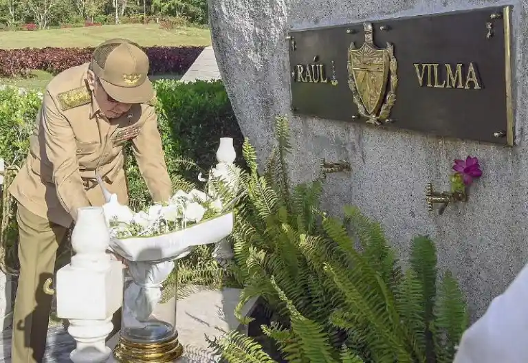 Raúl Castro y Díaz-Canel rindieron homenaje a Vilma Espín