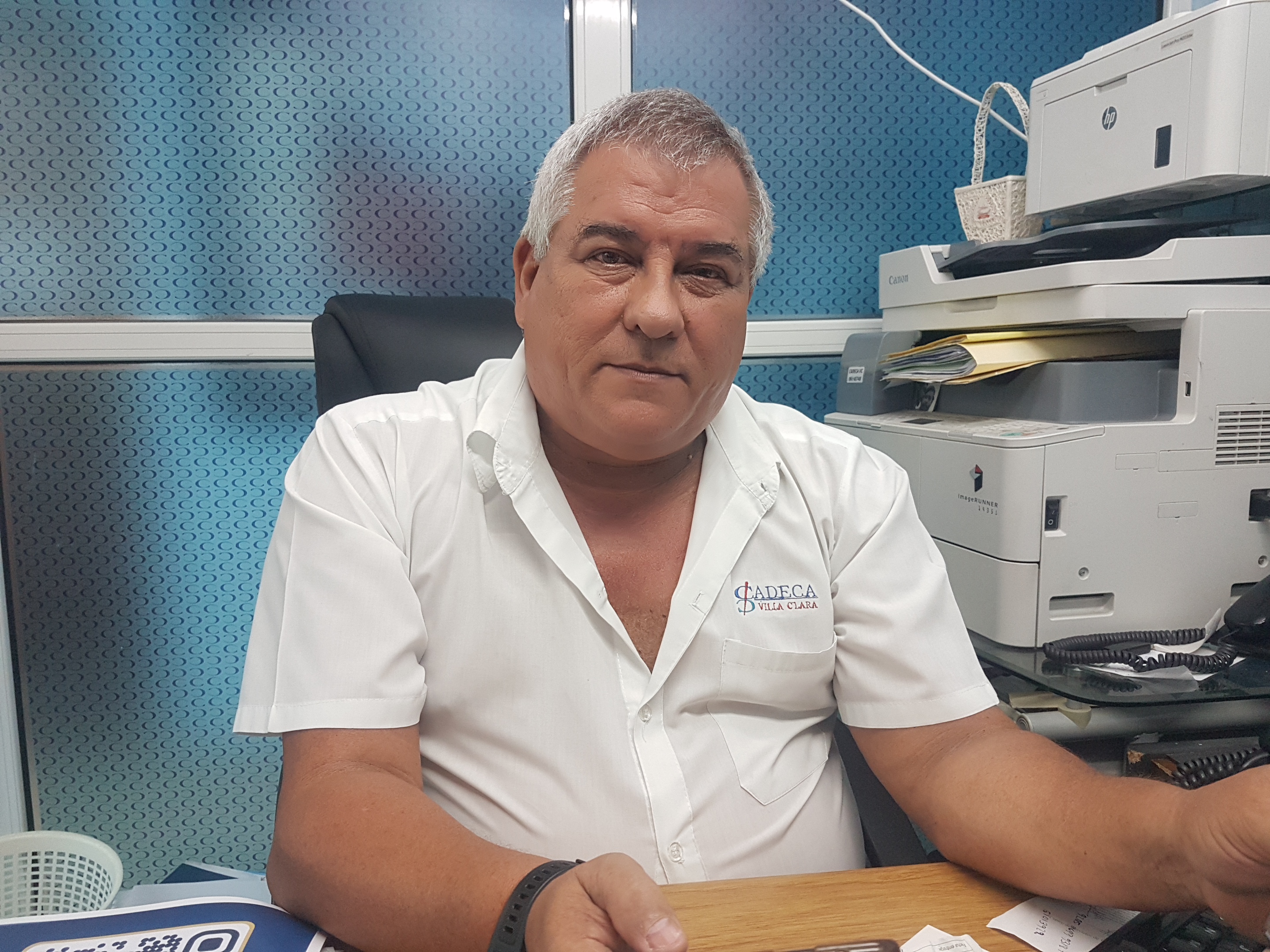 Consolida CADECA en Villa Clara la venta de la tarjeta clásica.