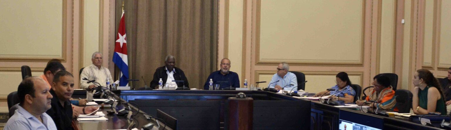Consejo de Estado analiza marcha del plan de la economía cubana