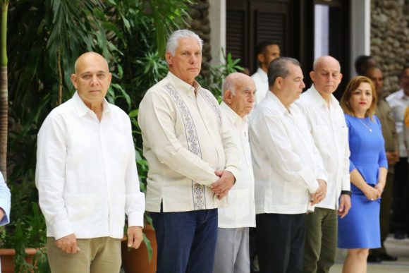 Partido Comunista de Cuba reconoce a más de 80 trabajadores, en acto encabezado por Díaz-Canel