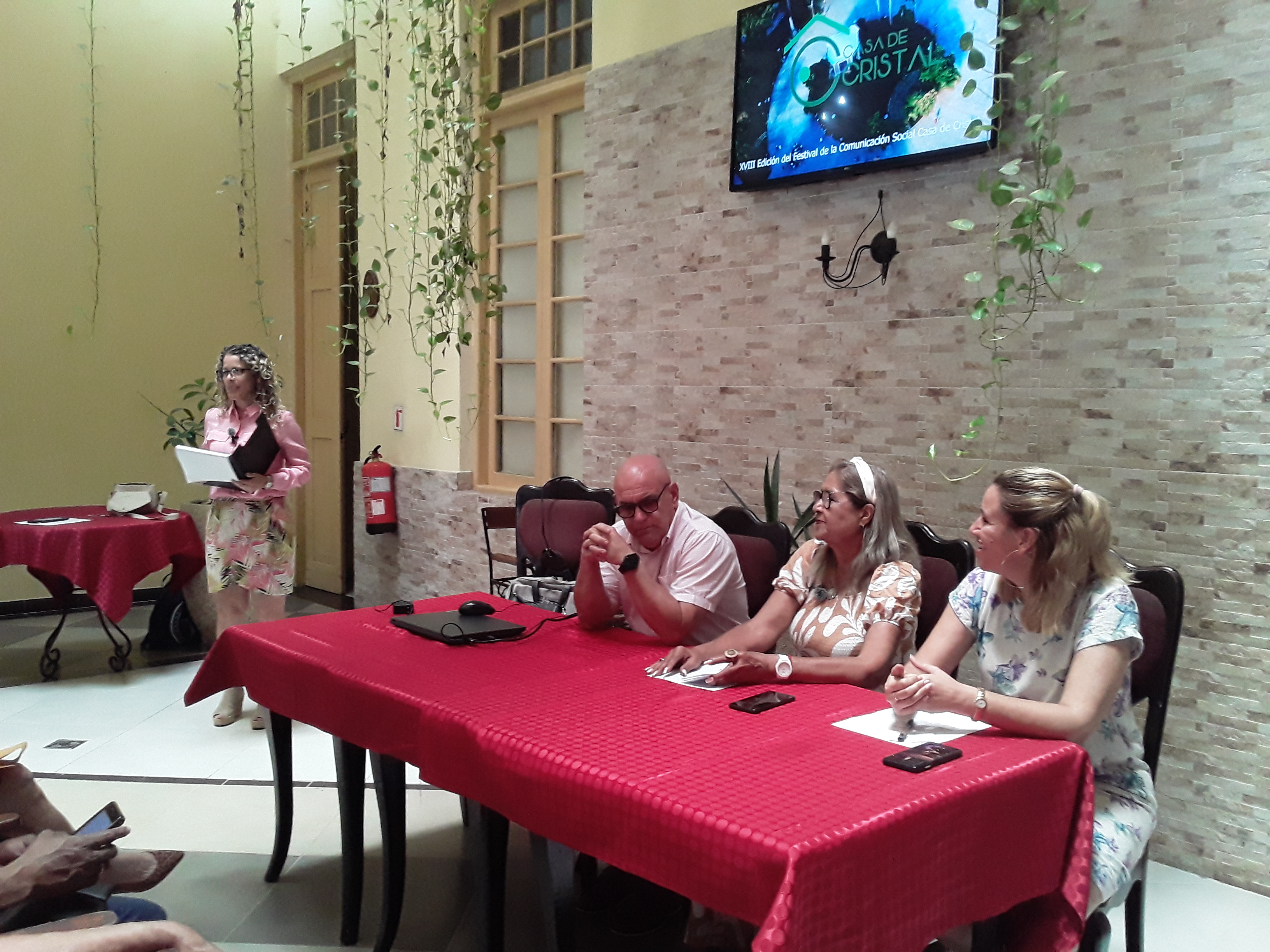 Convocan al Festival " Casa de Cristal"