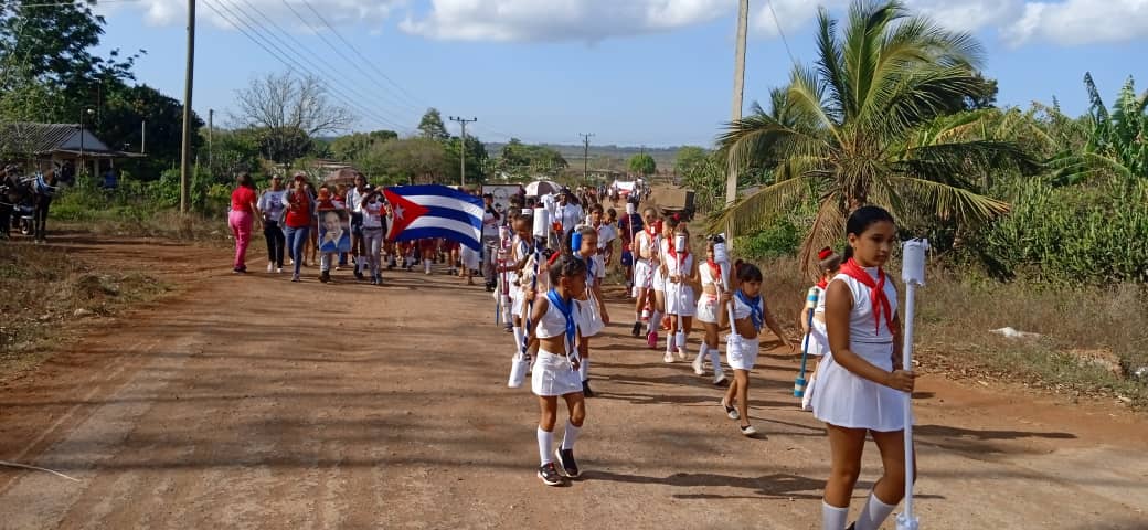 Desfile en Lutgardita, Quemado de Güines, en saludo al Primero de Mayo